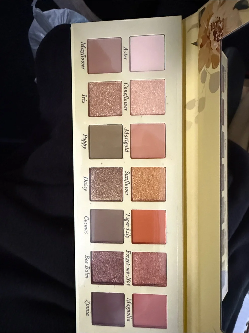Aura Floral Eyeshadow Palette — Neutrals, Pinks & Warm Browns